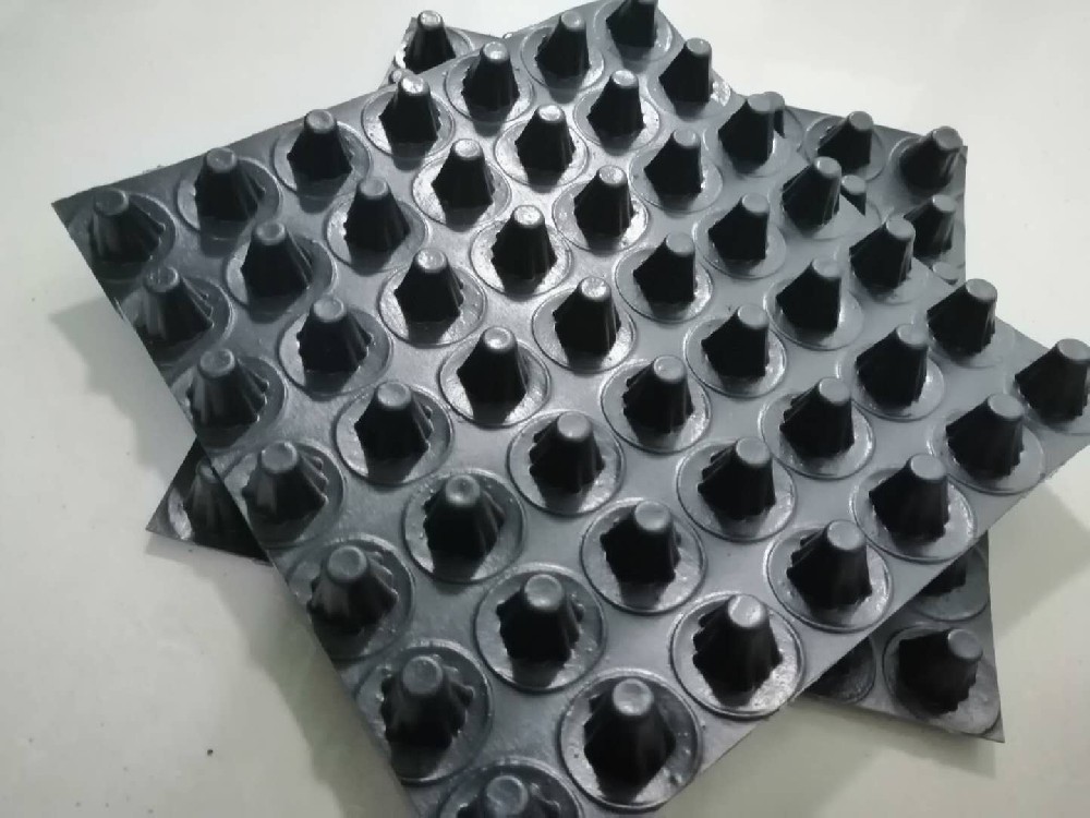 地下室疏水排水板 停車場(chǎng)2公分高塑料流通疏水板