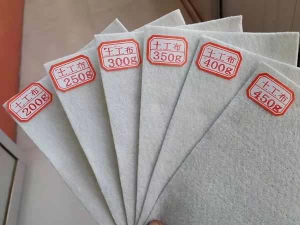 供應(yīng)朝陽各種用途無紡布、長絲布、滌綸布生產(chǎn)廠家